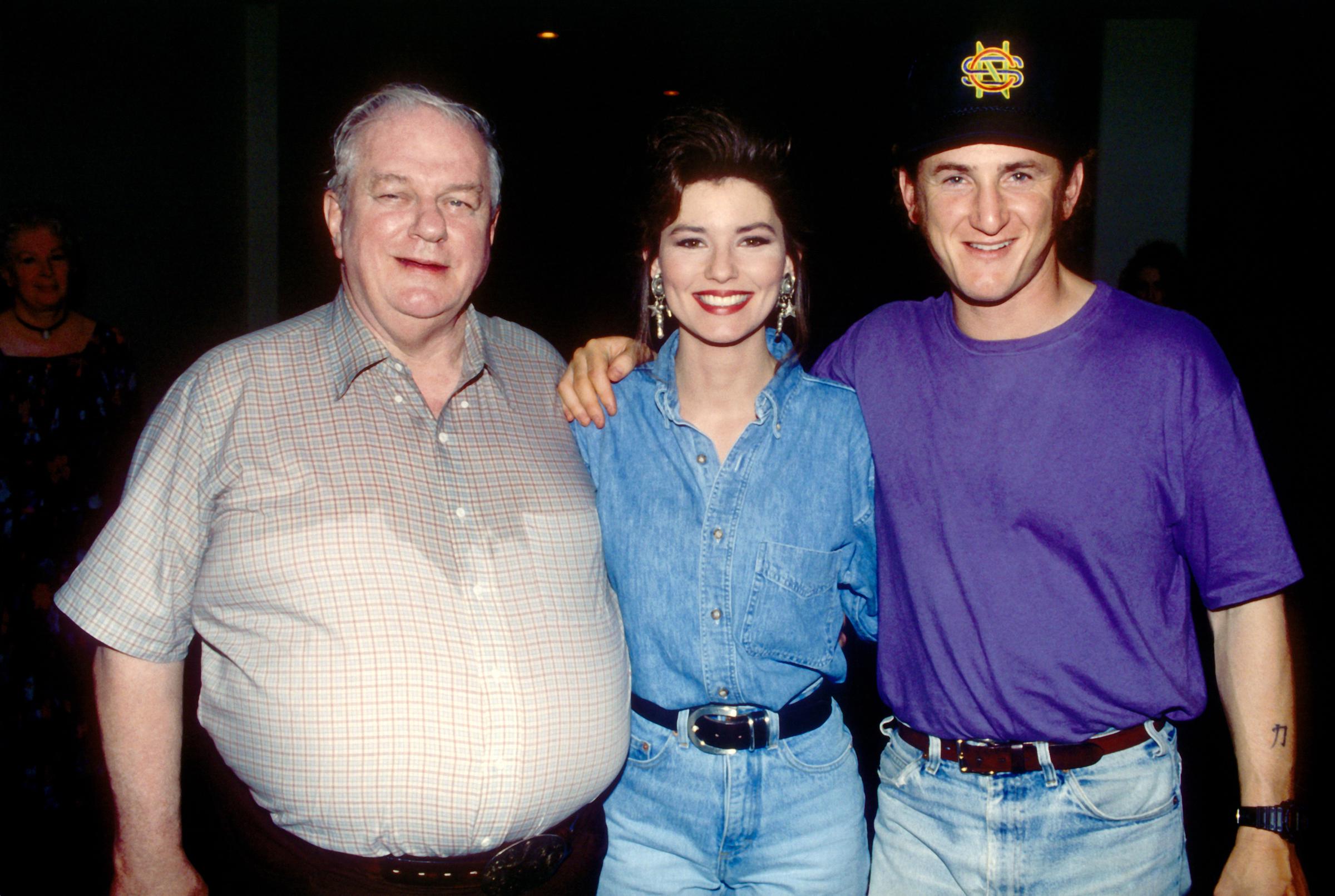 Charles Durning, Shania Twain, and Sean Penn on the set of Twain's music video "Dance with the One That Brought You," circa May 1993, in Los Angeles, California. | Source: Getty Images