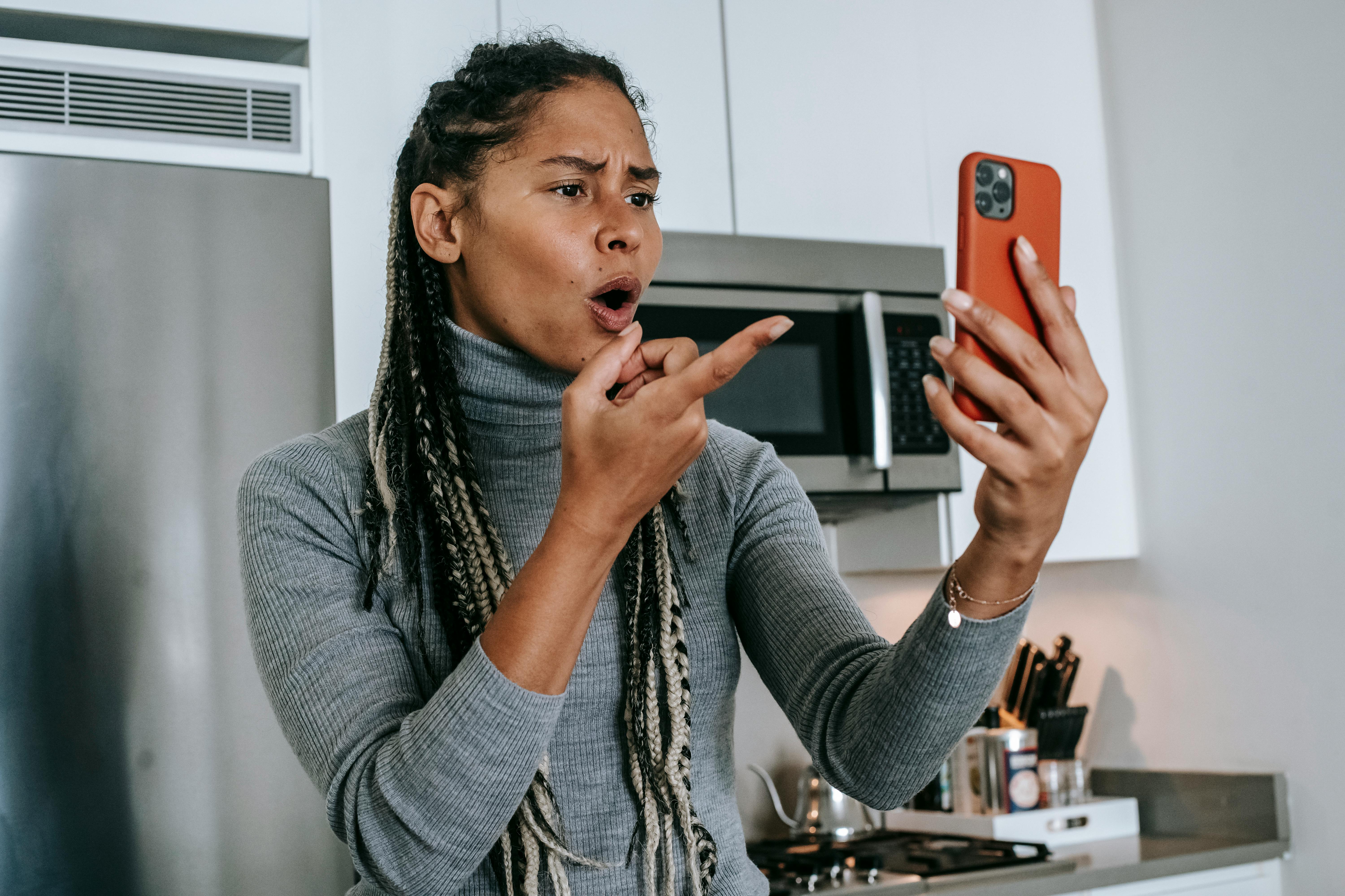An angry woman on the phone | Source: Pexels