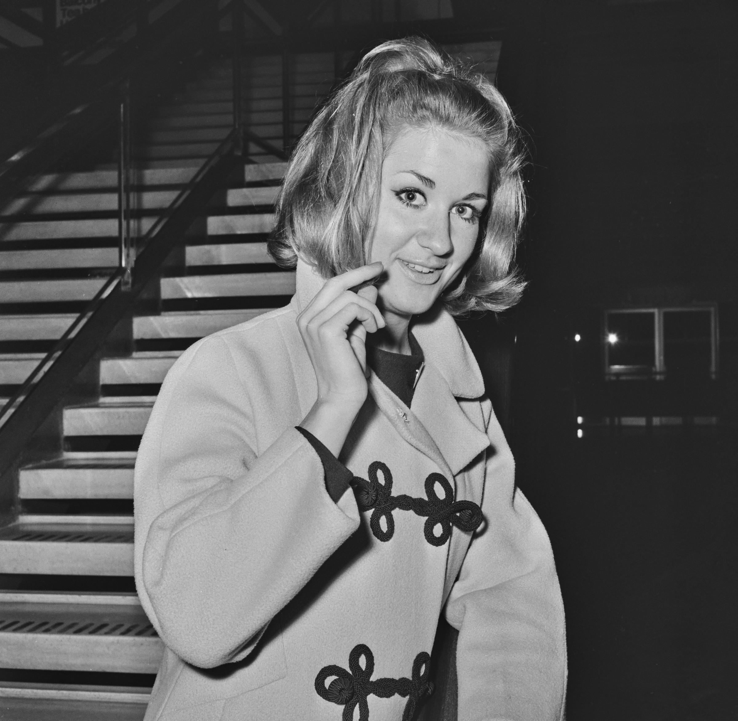 Joan Van Ark pictured at an airport on November 30,1965 in London, United Kingdom. | Source: Getty Images