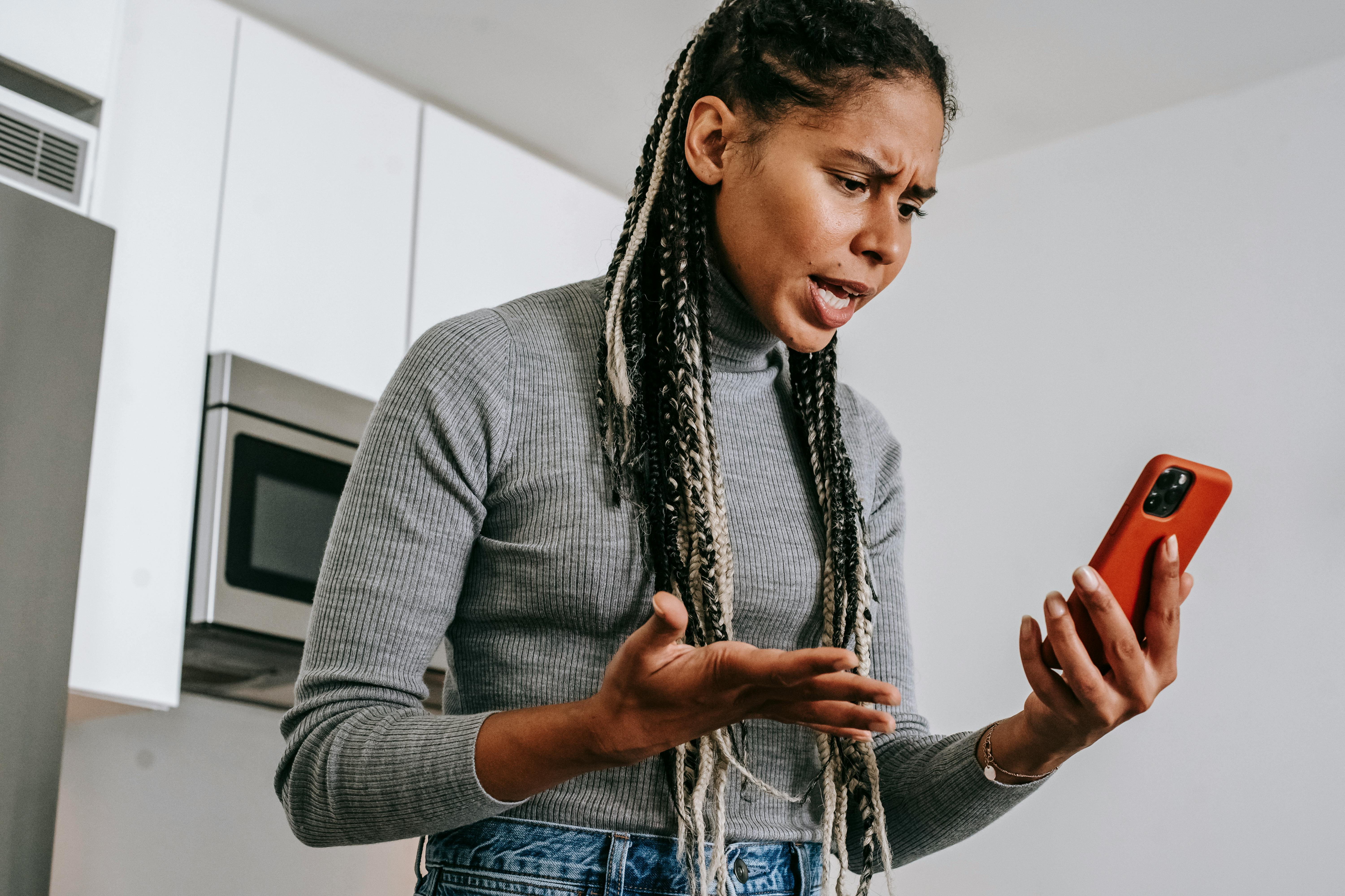 An angry woman on the phone | Source: Pexels